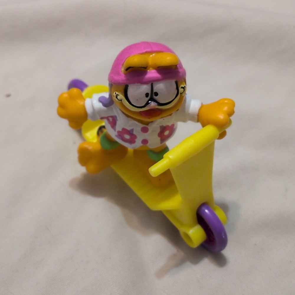 Vintage Garfield The Cat Figure Yellow Scooter Pink Helmet McDonald's